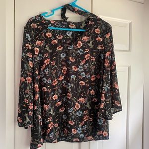 Blouse. Size medium. Tie around neck.